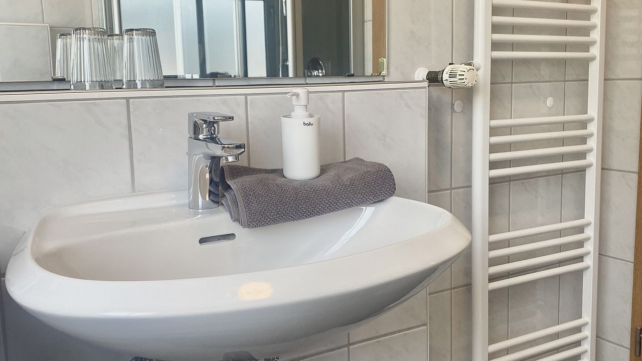 Badezimmer mit Dusche & Toilette Badezimmer mit Dusche & Toilette